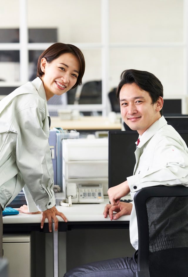 オフィスで働いている様子